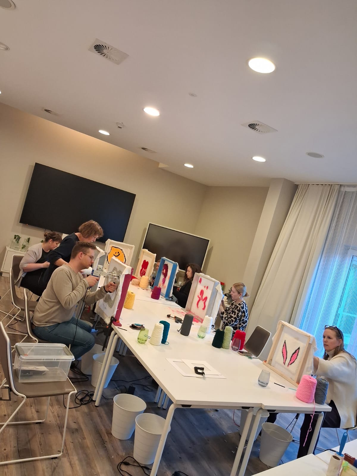 Tufting-Workshop in Hamburg: Gruppe arbeitet gemeinsam an Rahmen