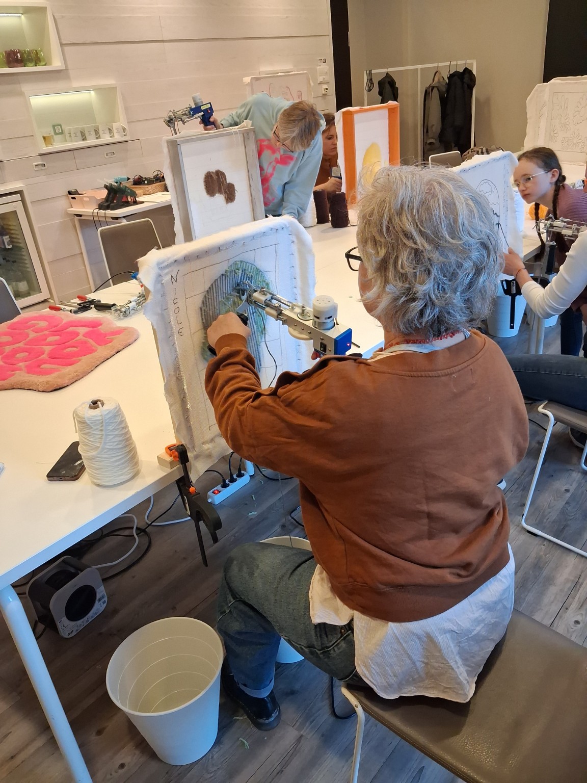 Teilnehmer:innen beim Tuften im Workshop