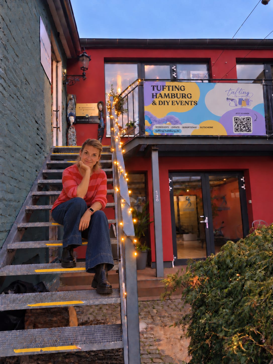 Mellie vor dem Tufting-Hamburg-Banner am neuen Atelier.