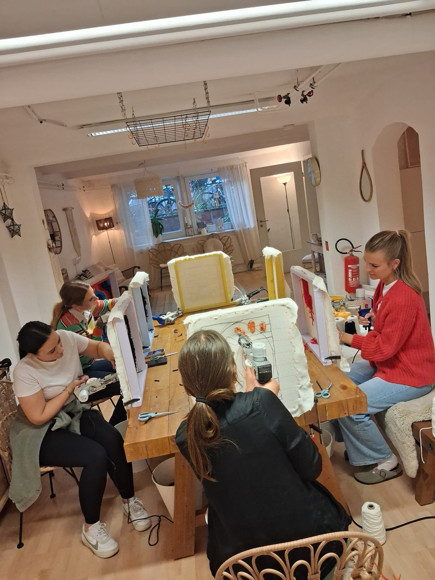 Vorbereiteter Workshopraum mit Tufting-Rahmen