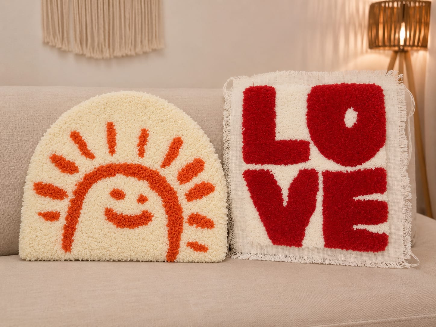 Sonne und LOVE-Schriftzug als kleine Tufting-Kissen im 25 × 25 cm Format