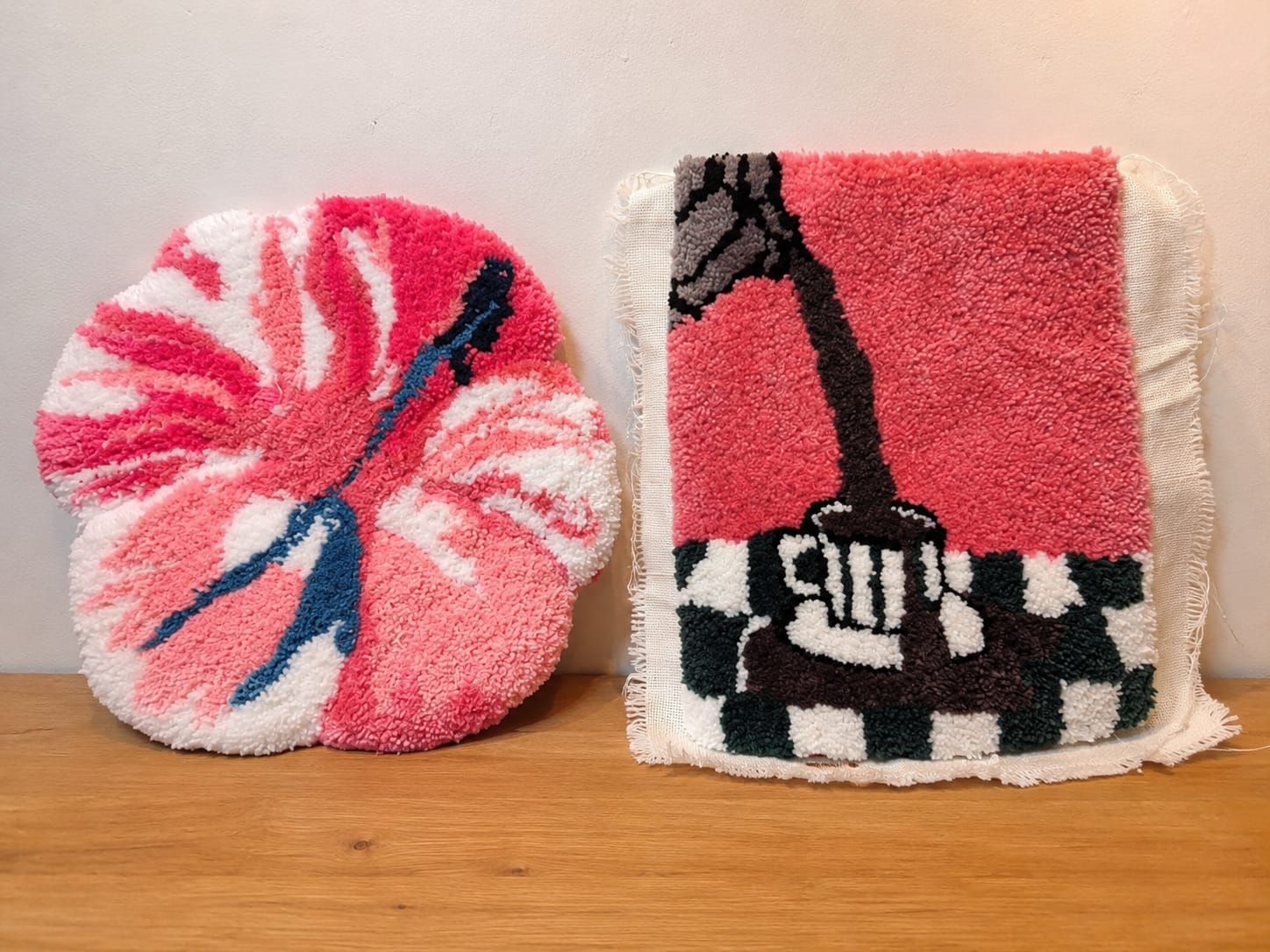Hibiskus-Blüte und Wunderlampe als kleine Tufting-Projekte