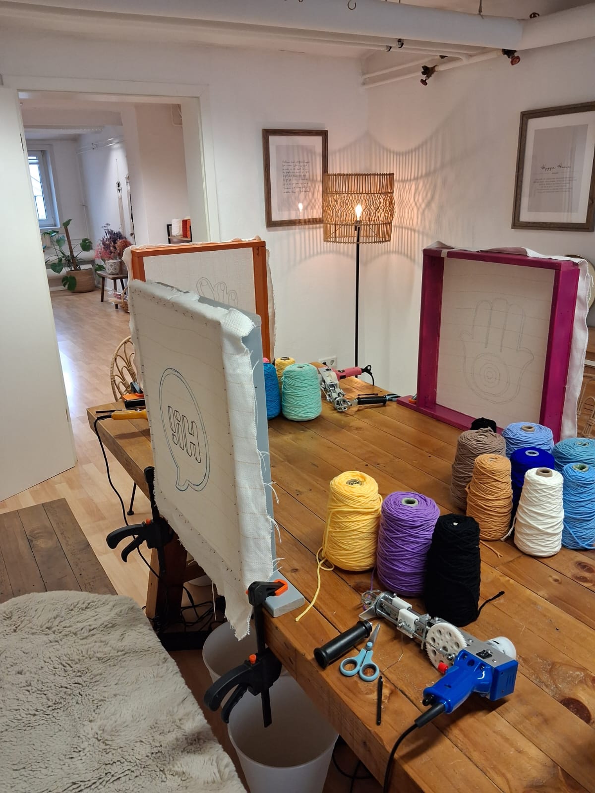 Tufting-Rahmen mit bunten Garnen im Atelier von Hazel & Beck