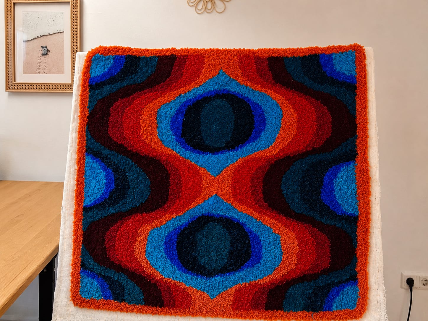 Großer farbenfroher Teppich mit organischen Formen in Rot, Orange, Türkis und Blau
