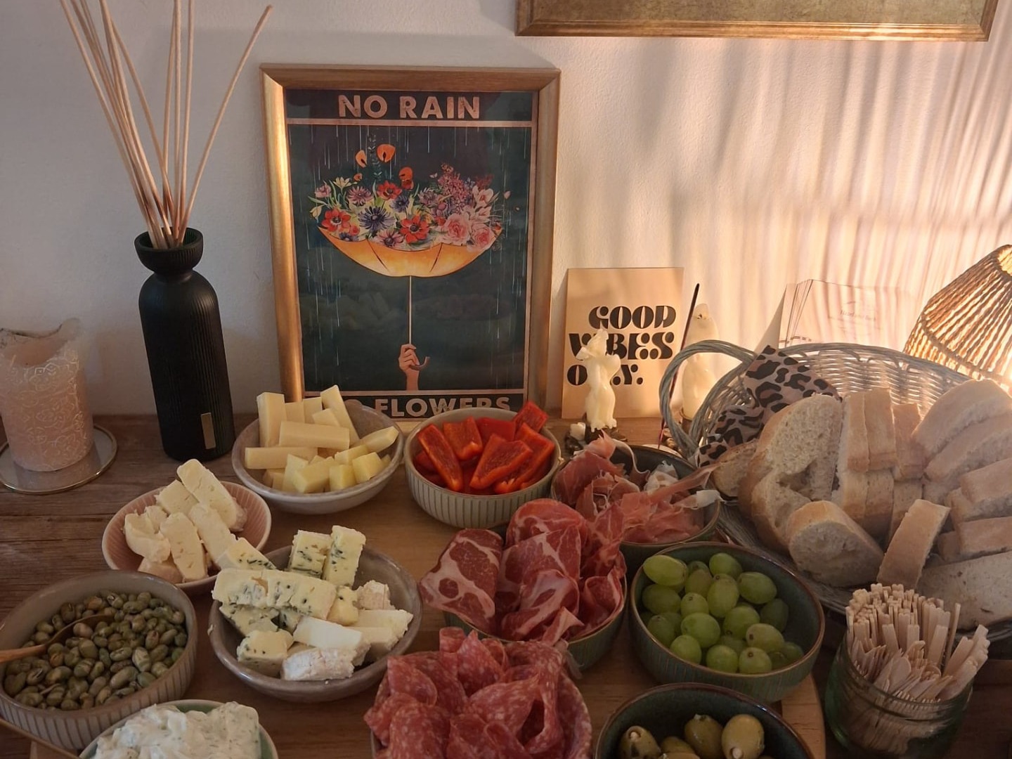 Tapas-Buffet mit Käse, Aufschnitt, Oliven und Dips im Workshop